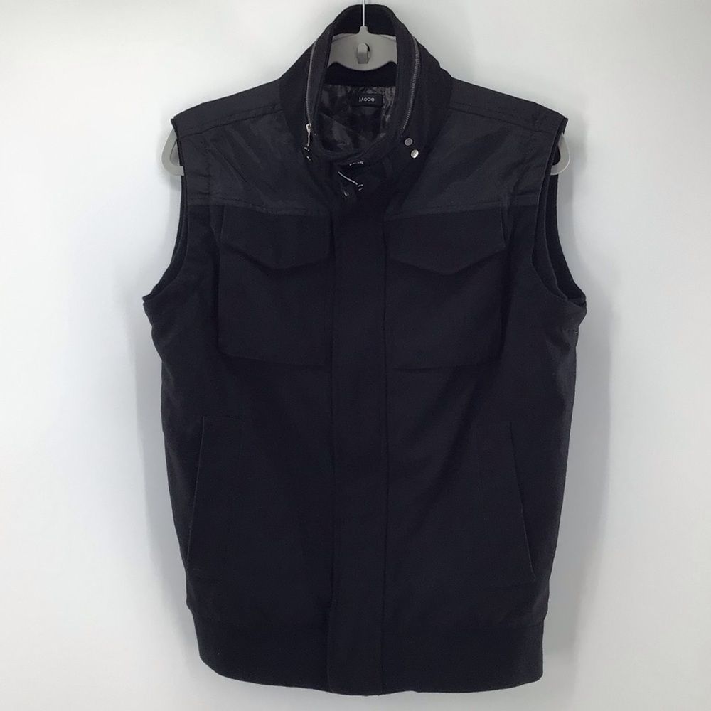 Mode Black Zip Up Vest with pockets Excellent Used Condition SM/MED